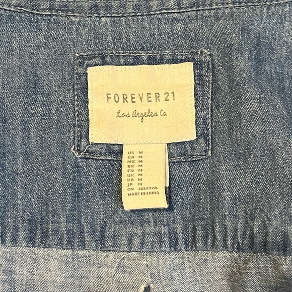 F21 Soft Denim Oversized Button Up Size M - Picture 3 of 4